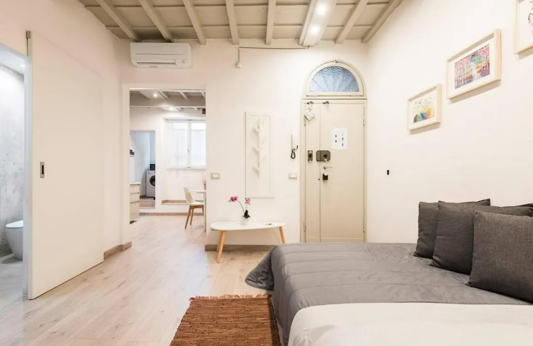 Cozy Apartment Near Ponte Vecchio-1