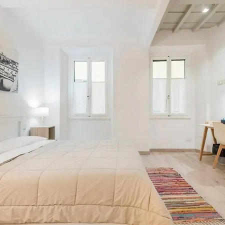 Cozy Apartment Near Ponte Vecchio-3